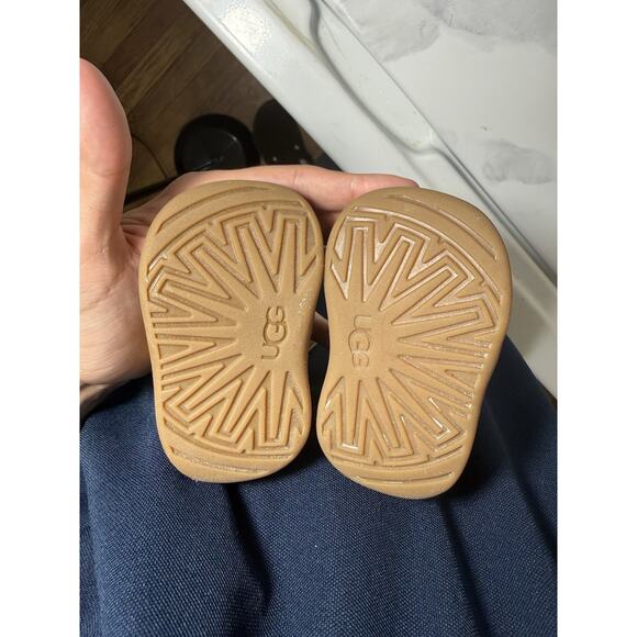 UGG Kids Bixbee Boots Infant 0.5 US Baby Brown Suede Chukka Crib Shoes Red Pull - Picture 7 of 8